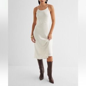 EXPRESS SWAN SATIN SCOOP NECK SATIN MIDI DOWNTOWN CAMI SLIP DRESS IN CREAM - L